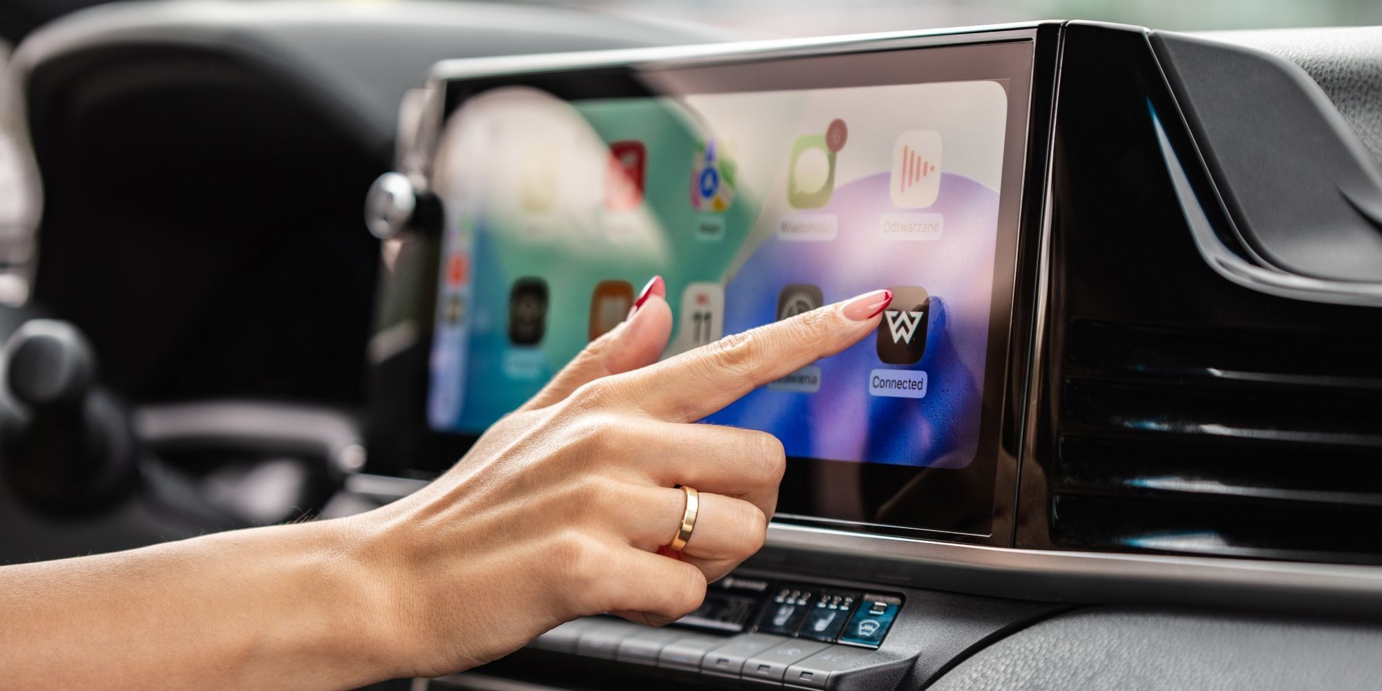 Le téléphone reste dans votre poche. Vous ouvrez la porte de garage depuis l'écran de votre voiture