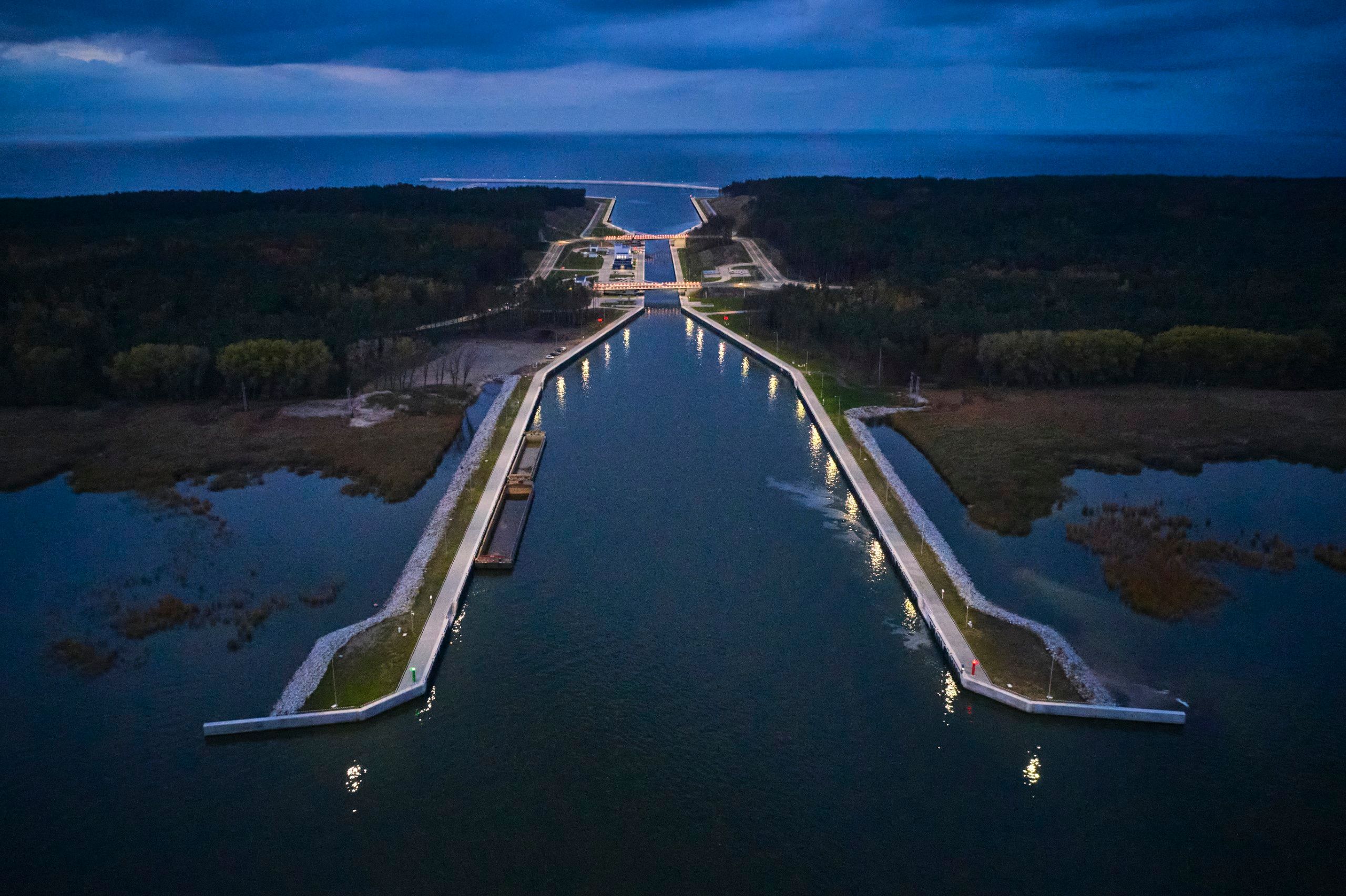 Portes WIŚNIOWSKI dans le port maritime Nowy Świat