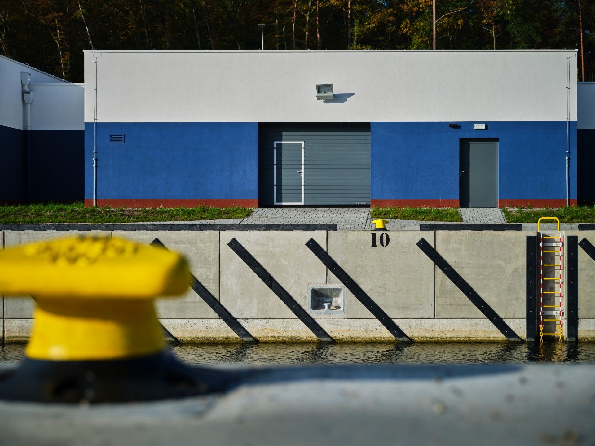 Portes de garage dans le port Nowy Świat, lagune de la Vistule