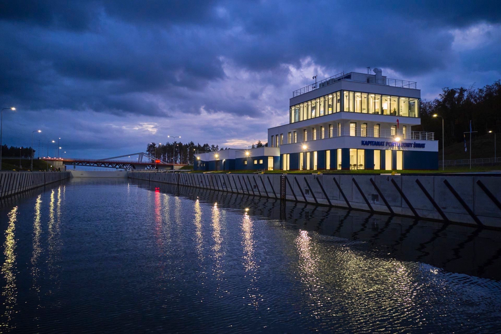 Portes WIŚNIOWSKI dans le port de Nowy Świat, sur la mer Baltique